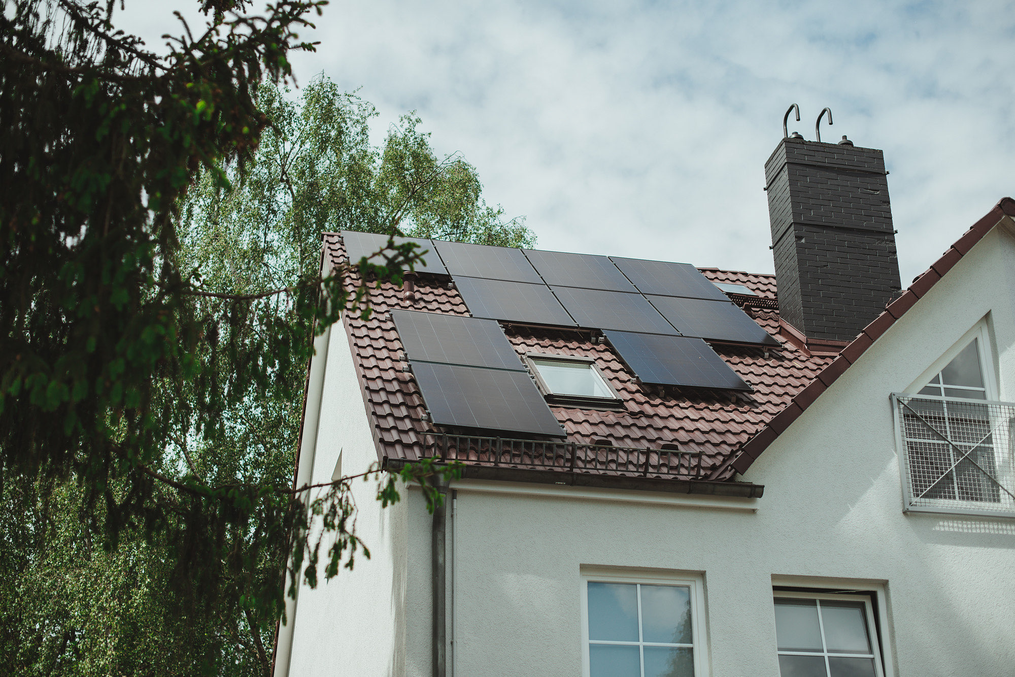 Photovoltaikanlage und Wärmepumpe an einem Wohnhaus