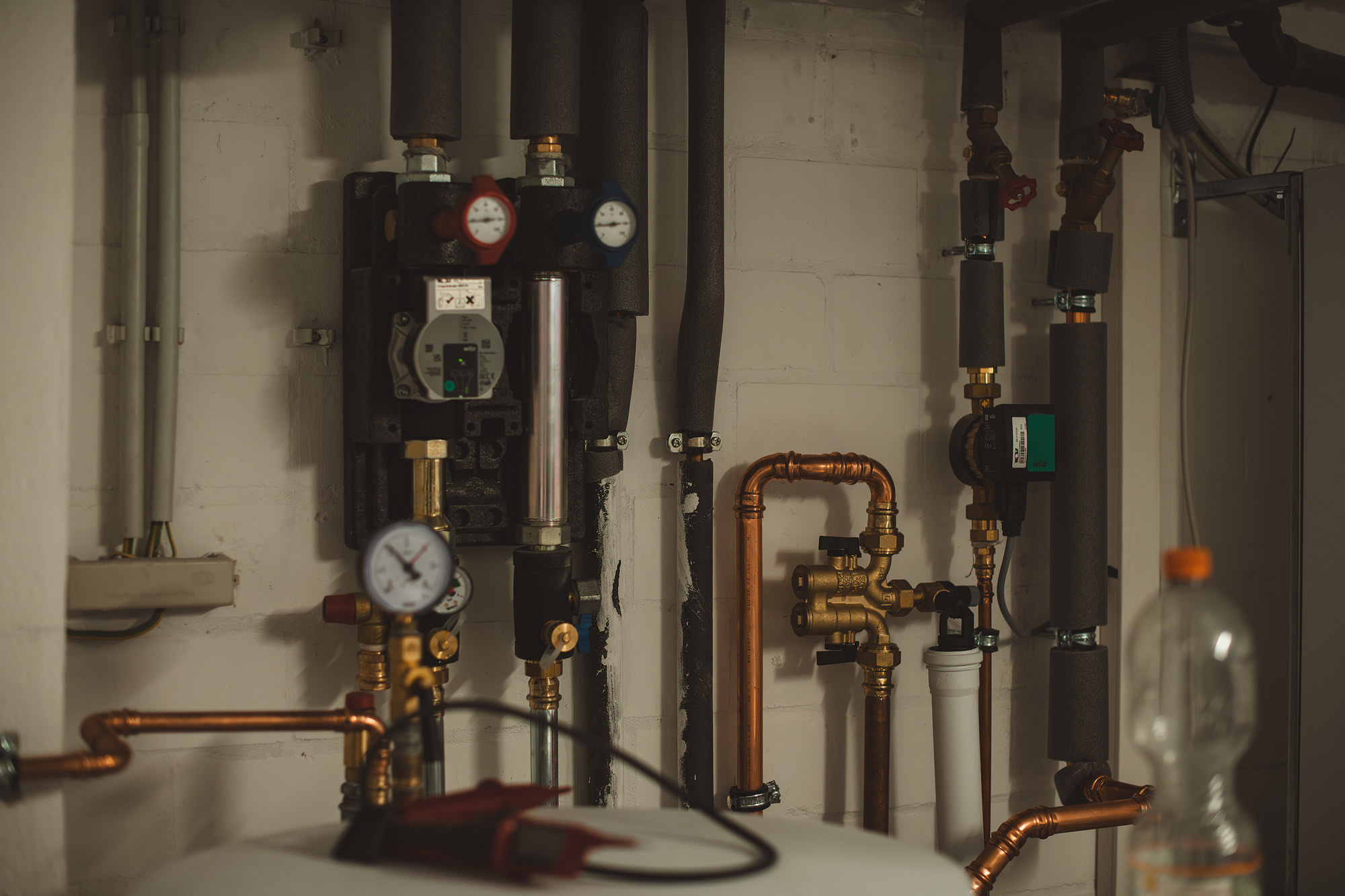 Wärmepumpe und Warmwasserspeicher im Heizungsraum