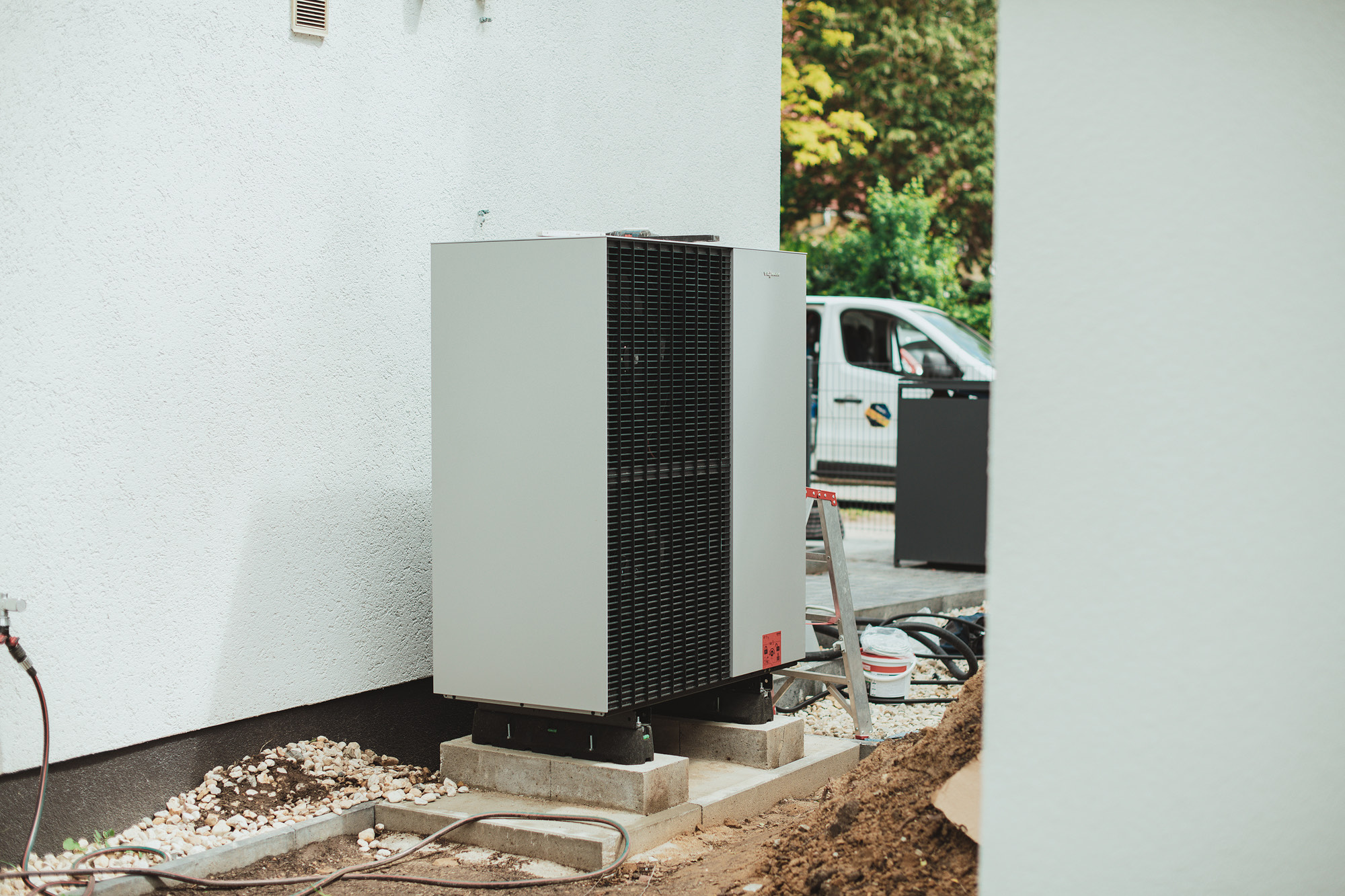 Viessmann Wärmepumpe als Außeneinheit an einem Wohnhaus